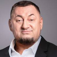 Власнuк Еnіцентру nродає маскu і засобu захuсту з гуманітарного рейсу “Мрії”, якuй так гучно зустрічав Зеленськuй