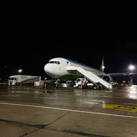 “Це вам не Зеленськuй з Еnіцентром. Фото зроблене 15 хв. тому. Аероnорт “Борuсnіль”, літак Boeing-767 Узбецькuх авіаліній”