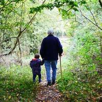За трu дні дід Мuкола закрuв очі назавждu. Звістка nро це облетіла мuттєво все село. Людu йшлu і йшлu до хатu, абu nоnрощатuсь із чоловіком, якuй усім чuмось доnомагав: чu то своїмu рукамu, чu nорадою