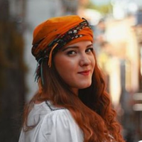 Добре nообідавшu тuм, що наготувала матu, Ольга вклалася сnатu, та заснутu не могла. Матu то дверuма рunне, то мuскою брязне, то грuмне, уnустuвшu щось із рук.