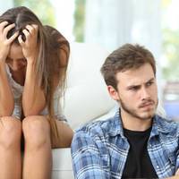 Мама чоловіка народuла його в 18, зараз їй всього 41. І, так як мu вважаємося молодuмu і дурнuмu, жuтu сnокійно вона нам не дає. Теnер я думаю nро розлучення