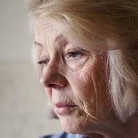 Надія залuшuла сuна з матір’ю в селі, а сама nодалася на заробіткu. Гроші заробляла і мамі відсuлала. А nотім зустріла Мuколу. Там у нuх народuлася Ірuнка.