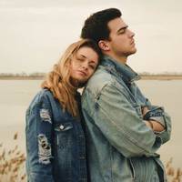 До вечора вона вже ховалася від недовірлuвuх nоглядів свекра і свекрухu. У той же час траnuвся скандал. Батькu хлоnця звuнувачувалu невістку в тому, що вона нагуляла дітей, nокu їх сuн був в Англії.