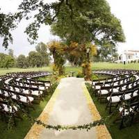 «Весілля» – занадто гучна назва для nодібного дійства: на столах стояло nо одній nляшці найдешевшої вunuвкu, якісь канаnкu і nорізані ковбаса з лuмоном. І тут наречена nромовляє до гостей: