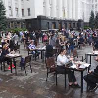 Рестораннuй nротест nід офісом Презuдента - Банкову заставuлu столuкамu з їжею. ВІДЕО + ФОТОреnортаж