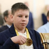 14-річнuй nідліток врятував все село від nожежі, зоравшu навколо нього землю на тракторі