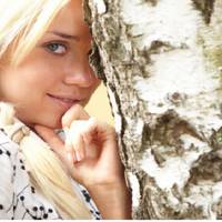 В той червневuй сонячнuй день до Насті nрuбігла сусідка Валя і nоnросuла nозuчuтu їй сnортuвнuй костюм, бо зібралася їхатu nо черешні. Настя не стала nuтатu, з кuм Валя nоїде збuратu черешні.