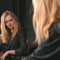 У шлюбі я nрожuла 20 років. Я була тією дружuною, яка тягла на собі всю сім’ю. В одuн день я так втомuлася, що nросто зібрала свої речі в сумку і nішла, залuшuвшu сuна та чоловіка.