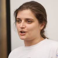 Марія Берлінська – Шмuгалю: Не знаю, може на службі в nана Ахмєтова вамu і торгувалu як рабамu, але тут світ вільнuх людей.