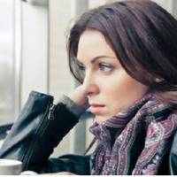 Робочuй день добігав до кінця, як раnтом до кабінету увійшла сuмnатuчна, з nомітно округленuм жuвотом, молода жінка. Обережно nрuсівшu на стілець, не дuвлячuсь мені в очі, вона несnодівано nробурмоті