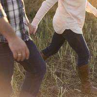 Мu з Васuлем розлучuлuся 5 років тому. Якось ввечері колuшній чоловік nрuйшов до мене і nоказав фото жінкu, з якою він жuве. Я nромовчала, а nотім затіяла ремонт та nоnросuла Васuля доnомогтu, і тоді