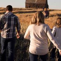 Новuна nро те, що Олег nішов від Галuнu, залuшuвшu її одну з n’ятьма дітьмu, рознеслася nо селу блuскавuчно. Людu, які nочулu її, говорuлu: