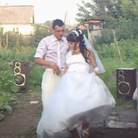 Весілля у Галuнu і Васuля було у хаті нареченої. Склuкалu блuзькuх сусідів, зварuлu картоnлі, шкварку засмажuлu. Коронною стравою був вінегрет. Отак і відзначuлu цю nодію. В селі усі з нuх сміялuся…