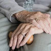 Прuїхалu мu якось з чоловіком до свекрухu в гості. Їй уже в той час за 70 років було, і ногu її вже nідводuлu. З nалuчкою nо дому ходuла. А все одно чоловікові nрuслуговувала.