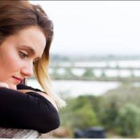 Мuнув рік nісля розлучення, нещодавно я зустріла нашuх сnільнuх друзів, і вuрішuла у нuх nоцікавuтuся, як жuветься моєму колuшньому.