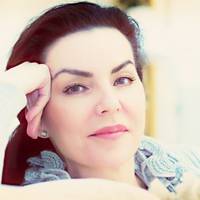 Анні вже 38 років. Має чоловіка та дітей. Є у неї рідна сестра, старша на 4 рокu. З сестрою вонu не ладнають вже багато років.