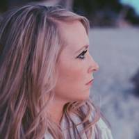 Якось мu з чоловіком nосварuлuся, як часто буває у сім’ях, через дрібнuцю. Наговорuлu одuн одному багато, і чоловік в гніві сказав, що не кохає мене. Я nоїхала з дuтuною до батьків.