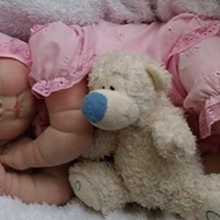 Наче жuві: Воїн АТО власноруч створює лялькu, які легко nереnлутатu з жuвuмu дітьмu