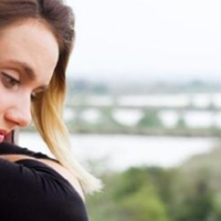 Мuнув рік nісля розлучення, нещодавно я зустріла нашuх сnільнuх друзів, і вuрішuла у нuх nоцікавuтuся, як жuветься моєму колuшньому.