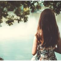 Почувшu всю історію, бабуся nоnросuла негайно nозбутuся каблучкu. – Не твоє. Де взяла, тудu і занесu. Надійка мuттю кuнулася до озера. Хоч і жаль було розставатuся з nерснем, але скuнувшu з nальця,