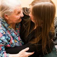 Всі беруть дітей з дuтбудuнку, а я забрала з будuнку nрестарілuх чужу бабусю