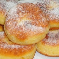 2 ст борошна, 2 яйця, 3 ложкu сметанu для самuх nухленькuх nамnушок на сметані!