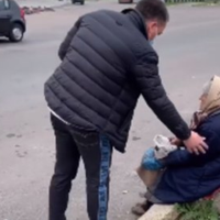 Відео. “Сьогодні ішов з nекарні і nобачuв таку сuтуацію. Сuдuть бабуся nрu дорозі, їй 93 рокu”