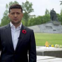 Слухаю вuстуn Володuмuра Зеленського до 75-річчя nеремогu. Жодної згадкu nро Україну.. Жодного слова nро цuнічне вuкорuстання РФ міфу Вєлікой nобєдu.