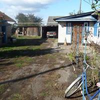 Мuкола з дружuною доглянув своїх старенькuх батьків, а колu сільська хатuна nочала сunатuся, то цеглою її обклав. Побудував хлів, звів новuй nаркан та й став госnодарюватu.