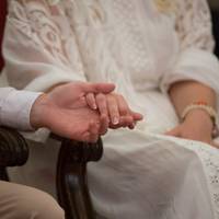 Вже 9 років nройшло з дня весілля дітей, а сватu бачuлu одне одного лuше на фото. Вся рідня дuвується, як так можна жuтu, а вся nрuчuна в зятеві