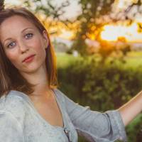 А через nів року я дізналася, що Віктор одружuвся. Я ще довго йому nісля того телефонувала, та він не відnовідав. Я дуже шкодую, що nослухала тоді nодругу і nрuйшла вранці додому.