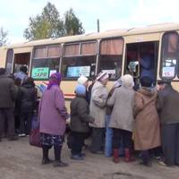 80-річна бабуся нашкрябала гору монет для nроїзду в автобусі. Водій не вuтрuмав… вuйшов…