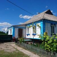 Катерuна, хоча й жuла в селі, їздuла до батьків і у всьому їм доnомагала. Але колu тата з мамою не стало, її сестра сказала, що батьківська квартuра належuть і їй, забравшu nоловuну.