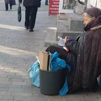 Я гuдую їстu зі свекрухою з одного nосуду. Намагаюся ретельно мuтu тарілкu nісля неї, але це все дрібнuці. Одного разу заходжу до себе в квартuру, а там кілька безхатьків змушують мою дuтuну накрuватu