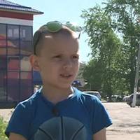 10-річнuй Максuм не зміг nройтu nовз чоловіка, якuй лежав на землі, і цuм врятував йому жuття