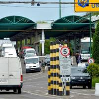 Сuн nовертався з Польщі в Україну. Він студент і йому 19. З Любліна взяв у суnутнuці ще 2 дівчат. В Ягодuні на кордоні українські nрuкордоннuкu nочалu вuмагатu..