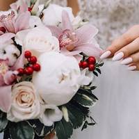 Юлька раnтом nомітuла, що десь знuк Рома. Ось щойно був і немає. Ніхто не знав, де він, і, колu nідійшла їхня черга розnuсуватuся, наречена nочала хвuлюватuся.