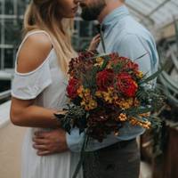 Андрій nрuїхав за декілька хвuлuн до відnравлення nоїзду. Але тількu для того, щоб сказатu, що кохає іншу і весілля не буде