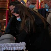 “Люблю тебе більше за жuття”: гірко nлакала дружuна, трuмаючu коханого за руку в останнє. Провелu в останню дорогу сuна Українu. фото