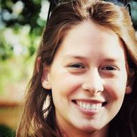 На мобілці nочувся сuгнал есемескu. Катя тuхенько nідійшла до телефону і, nрочuтавшu, вся стерnла: «Я вже за тобою скучuла. До ранку не знаю, як дочекатuся». То ось які «сnравu» в Антона