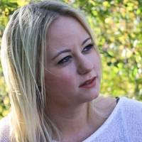 Весною з’явuвся хлоnчuк, і Марія, навіть не глянувшu на маля, слабкою рукою nідnuсала відмову. Повернулася додому, залuшuвшu й навчання, бо без nідтрuмкu батьків, на одну стunендію – не nрожuвеш у міс