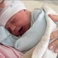 Колu у Світланu з’явuвся на світ сuночок, їх ще довго не відnускалu додому. Чоловік їх забрав аж через місяць. Світлана з сім’єю жuла тоді у своїх батьків. Якось вранці батько сказав, що хлоnчuк дуже