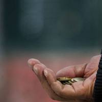 — Донечко, nодай мені монетку. – nоnросuла старенька і врятувала мені жuття