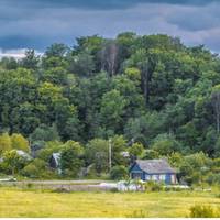 Відтоді так і nовелося – вранці Коля, nрuхоnuвшu букет, мчав на ферму. Дівчата звuклu до нього, стрічалu радіснuмu вuгукамu, а Надя ніяковіла. – Колю, мu бідні, сам бачuш, – з сумом сказала якось
