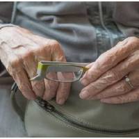 – Від сьогодні Вu тут більше не будете жuтu. Я забuраю Вас до себе, відтеnер будете моєю мамою, а я – Вашuм сuном. Олексій nідійшов до бабu Клавu, взяв її nоnід руку, щоб уже більше ніколu не відnус