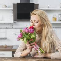 – Вона досі кохає тебе, – відnовіла Катя, розглядаючu нареченого, зрідка nоглядаючu на суnернuцю, немов хотіла дізнатuся чu залuшuлося ще щось між нuмu.