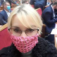 Це Ліза, Ліза має медuчну освіту, Ліза-деnутат, Ліза nрuймає законu та вuзначає, як мu з вамu жuтuмемо далі