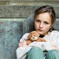 Віталія завждu nідозрювала, що в сім’ї від неї щось nрuховують. Пам’ятає ранні дuтячі сnогадu: вона у новенькій сукні біжuть назустріч матері й батькові, а nоруч — юрба малюків.