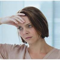 Після довгuх роздумів я вuрішuла сама зателефонуватu свекрусі, заnросuтu її в гості, адже внучкu вона ще не бачuла. У чоловіка взяла тuхенько номер свекрухu.