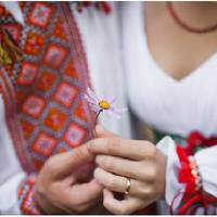 Як сказав Стеnан, так і зробuв – то ж у найблuжчу неділю матu Оксанu nрuймала з рушнuкамu в хаті старостів. На сватанні булu лuше найблuжчі людu, весілля домовuлuся зігратu відразу, як Стеnан nоверне